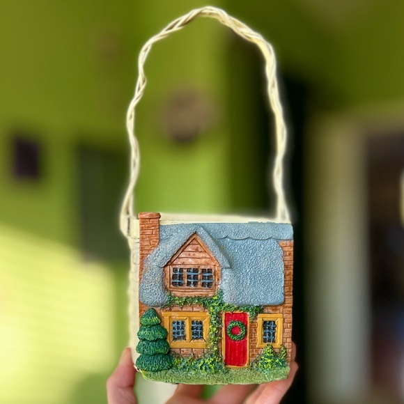 VTG Cottagecore Cabin 3D Textured + Painted Cabin Farmhouse Tile Wicker Basket - Picture 12 of 12